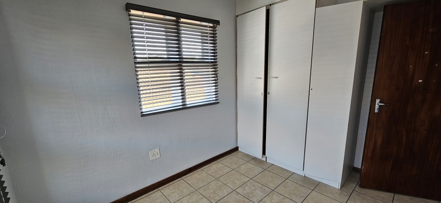 To Let 2 Bedroom Property for Rent in New Redruth Gauteng