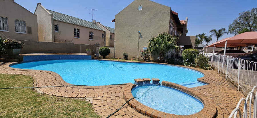 To Let 2 Bedroom Property for Rent in New Redruth Gauteng