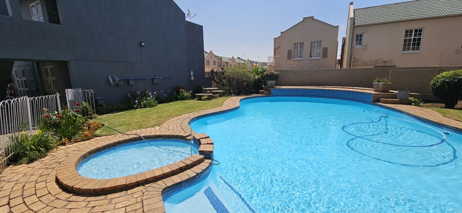 To Let 2 Bedroom Property for Rent in New Redruth Gauteng