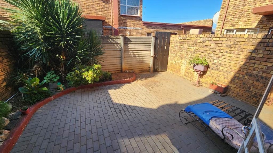 2 Bedroom Property for Sale in Dorandia Gauteng