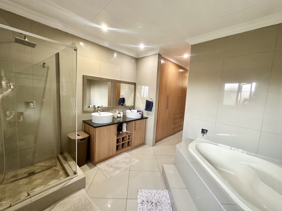 5 Bedroom Property for Sale in Thatchfield Estate Gauteng