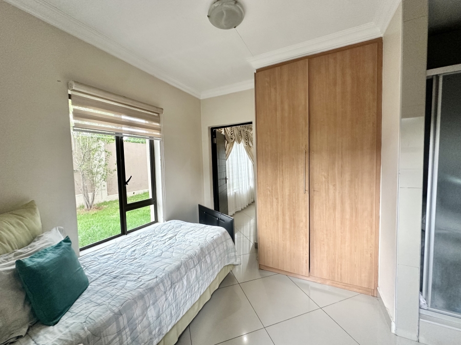 5 Bedroom Property for Sale in Thatchfield Estate Gauteng