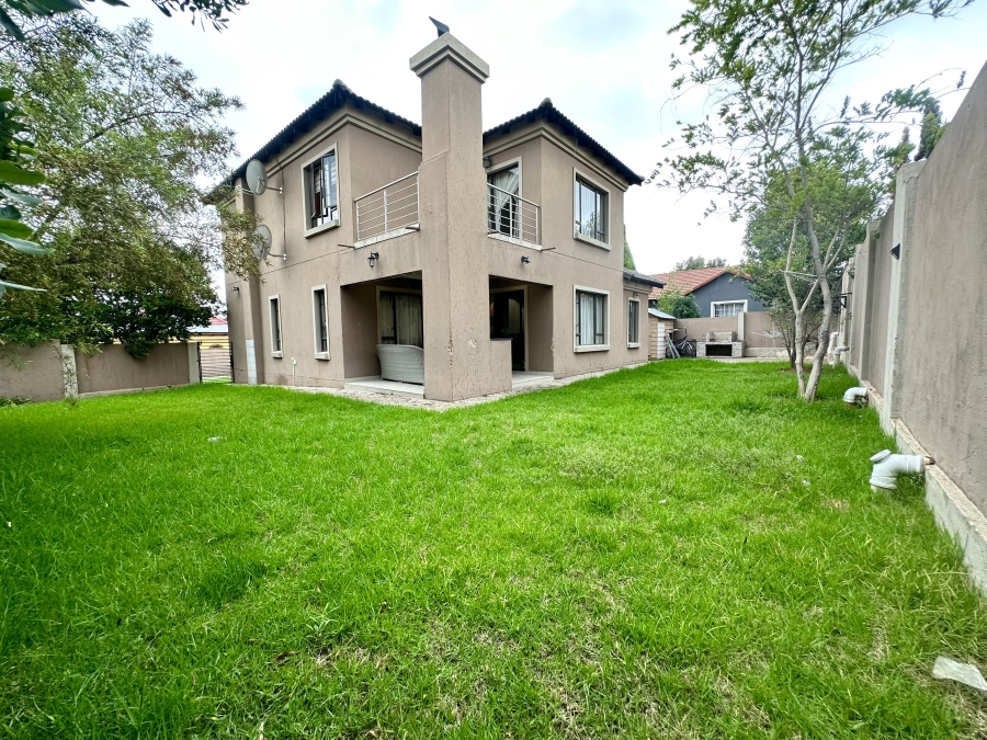 5 Bedroom Property for Sale in Thatchfield Estate Gauteng