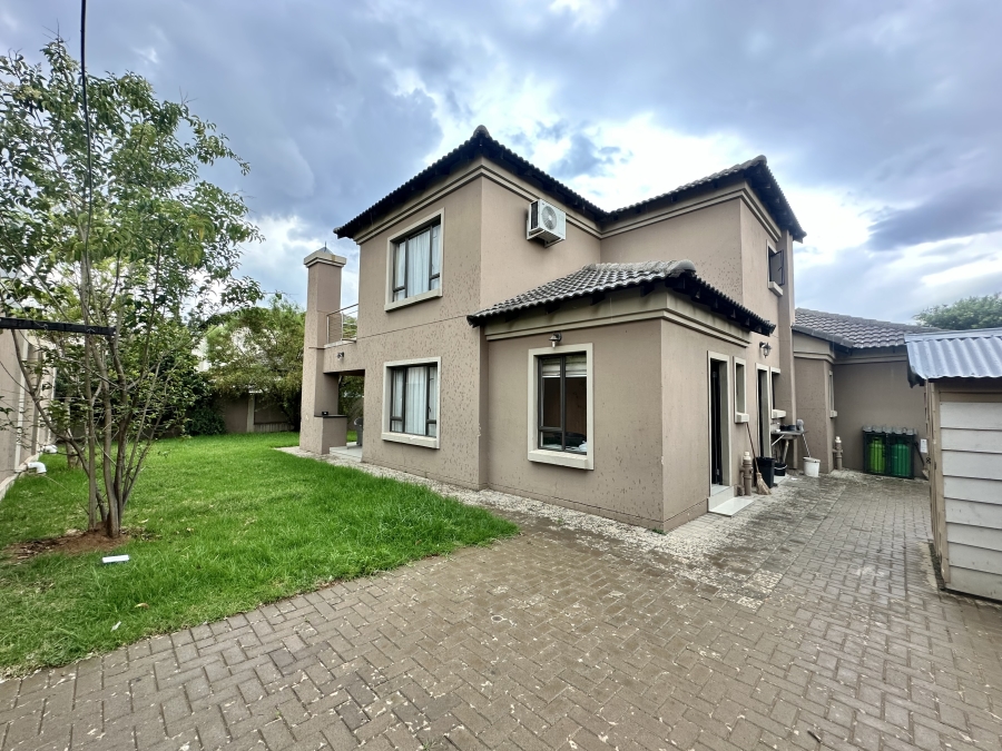 5 Bedroom Property for Sale in Thatchfield Estate Gauteng