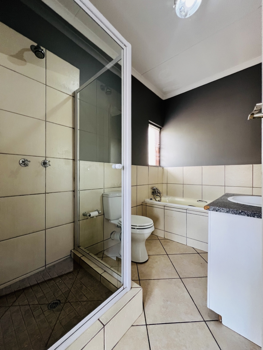 To Let 3 Bedroom Property for Rent in Barbeque Downs Gauteng