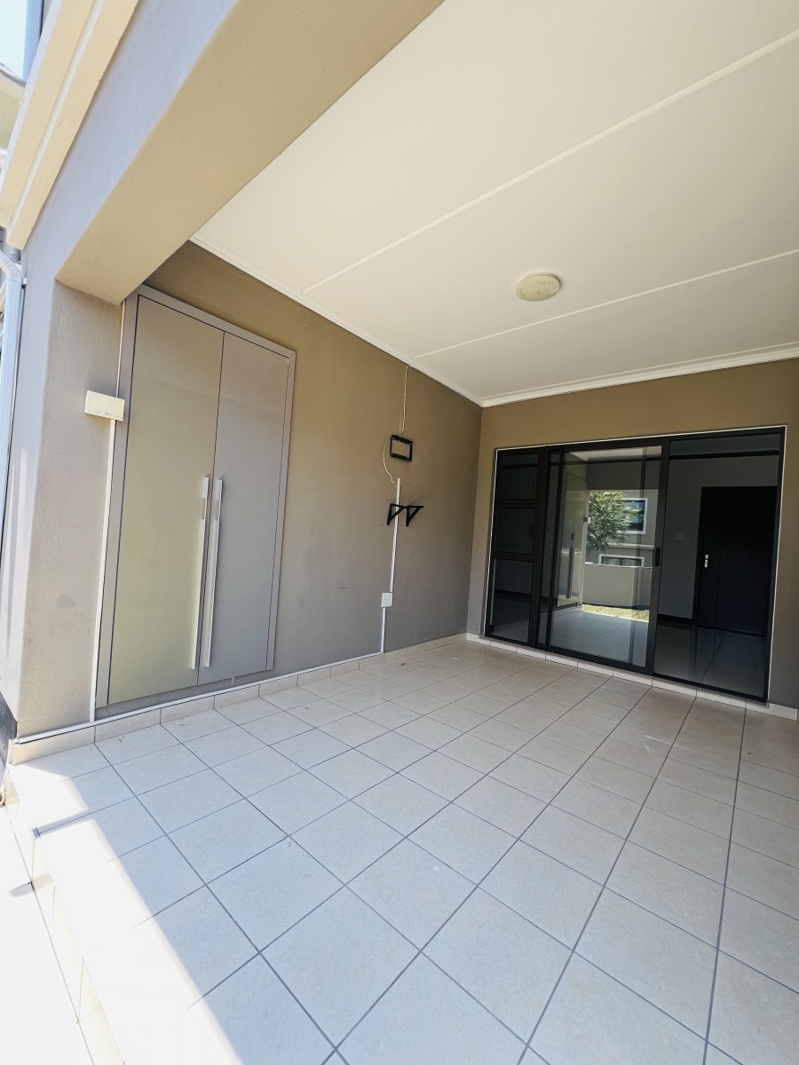 To Let 2 Bedroom Property for Rent in Broadacres Gauteng