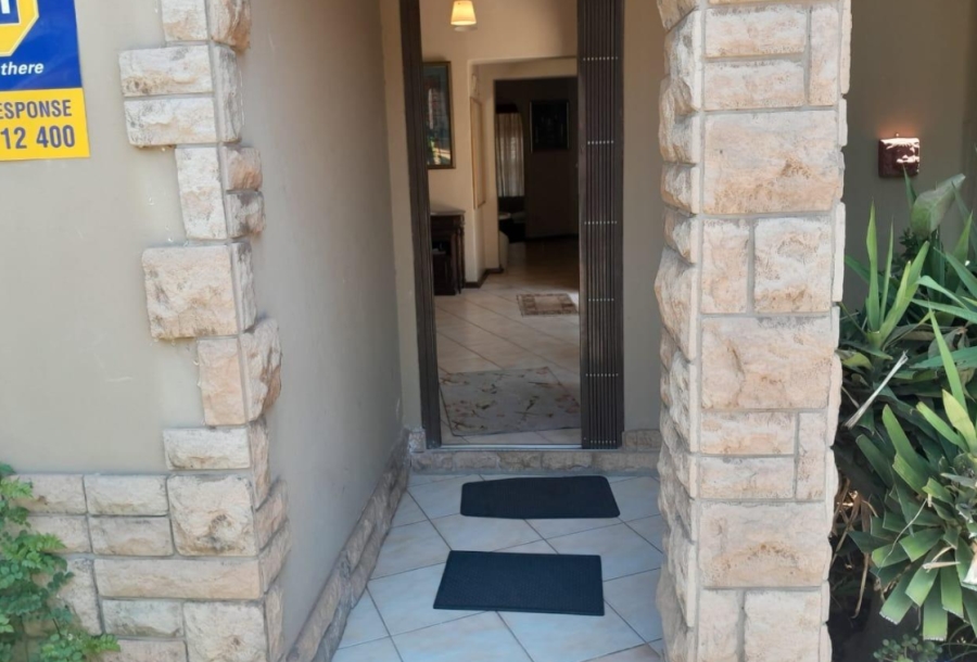 5 Bedroom Property for Sale in Mondeor Gauteng