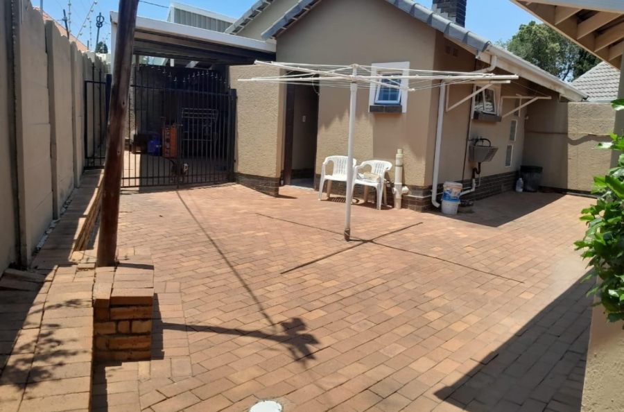 5 Bedroom Property for Sale in Mondeor Gauteng