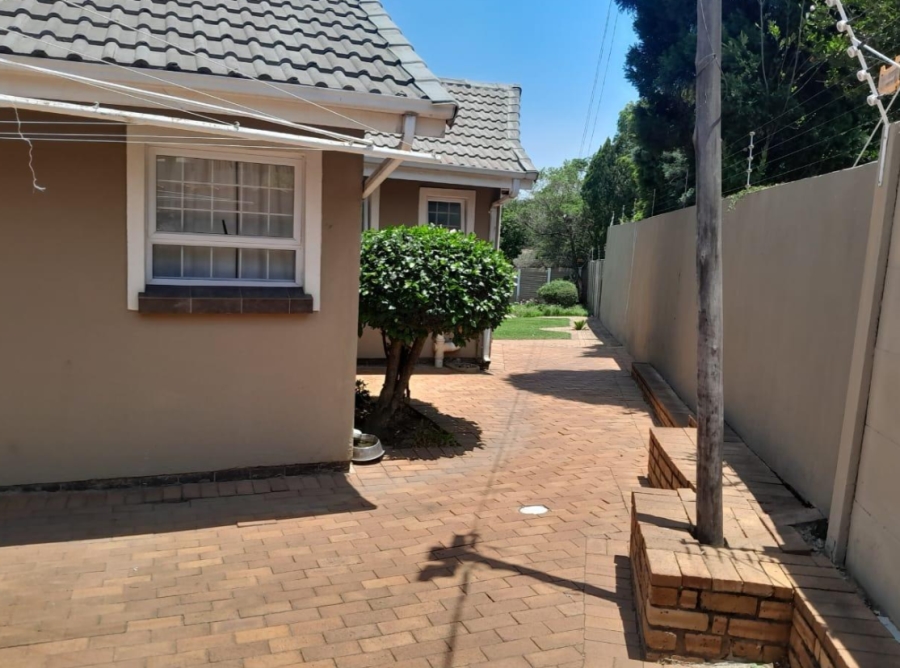 5 Bedroom Property for Sale in Mondeor Gauteng