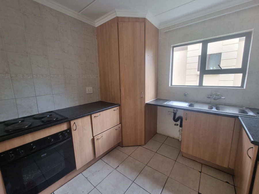 To Let 2 Bedroom Property for Rent in Little Falls Gauteng