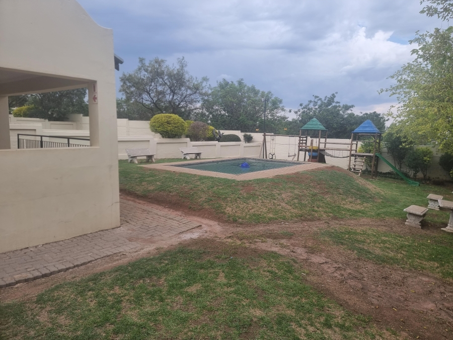 To Let 2 Bedroom Property for Rent in Little Falls Gauteng