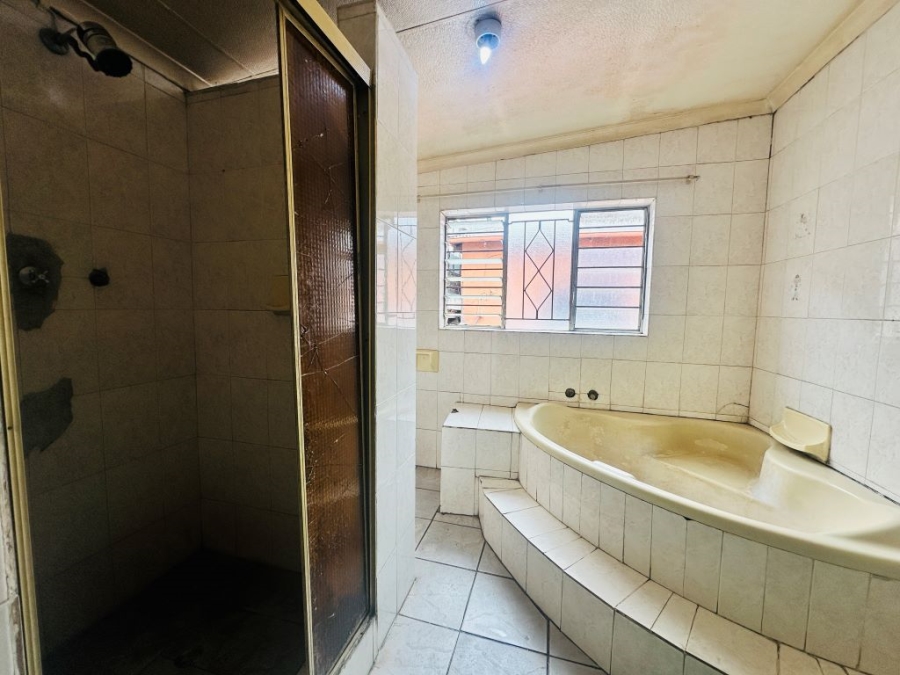 5 Bedroom Property for Sale in Delville Gauteng