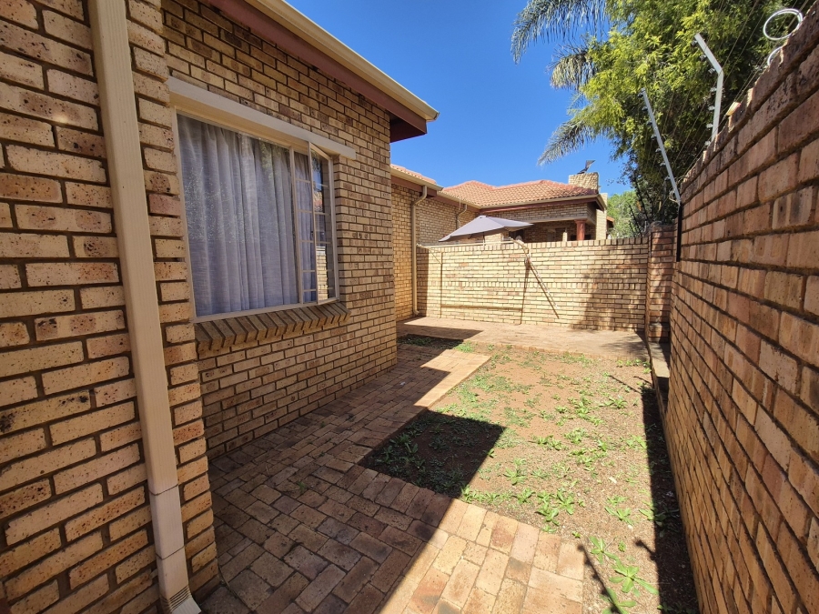 2 Bedroom Property for Sale in Eldoraigne Gauteng