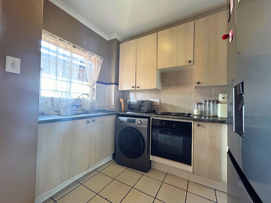 2 Bedroom Property for Sale in Die Hoewes Gauteng