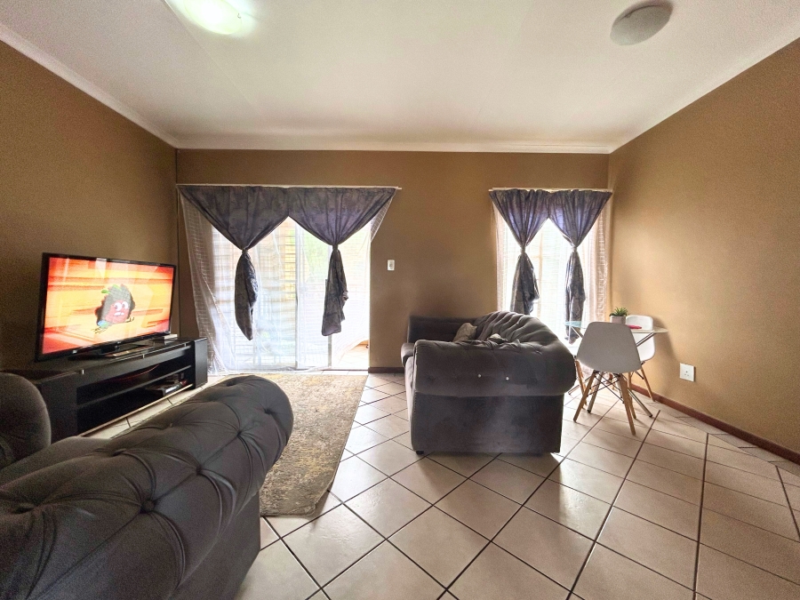 2 Bedroom Property for Sale in Die Hoewes Gauteng