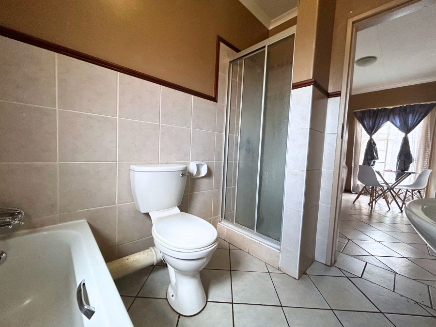 2 Bedroom Property for Sale in Die Hoewes Gauteng