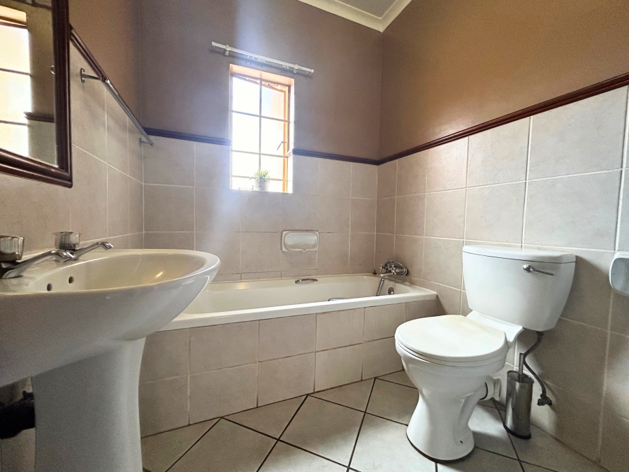 2 Bedroom Property for Sale in Die Hoewes Gauteng