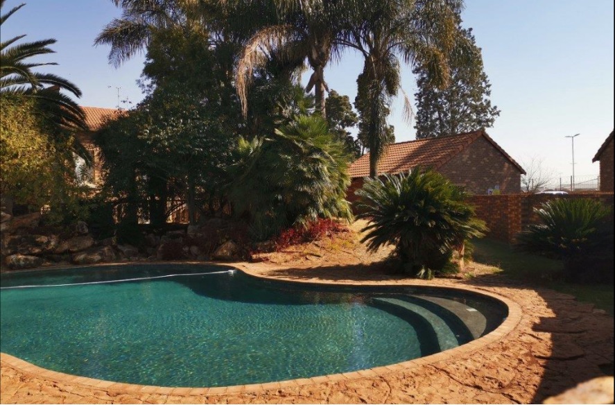 2 Bedroom Property for Sale in Die Hoewes Gauteng