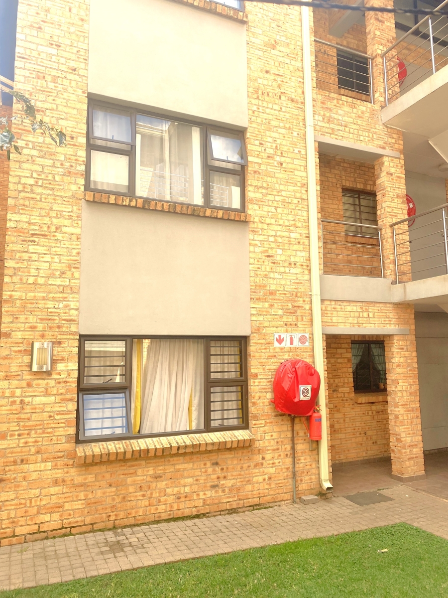 2 Bedroom Property for Sale in Rooihuiskraal North Gauteng