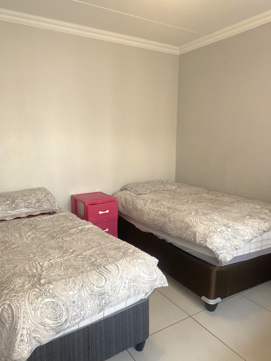 2 Bedroom Property for Sale in Rooihuiskraal North Gauteng