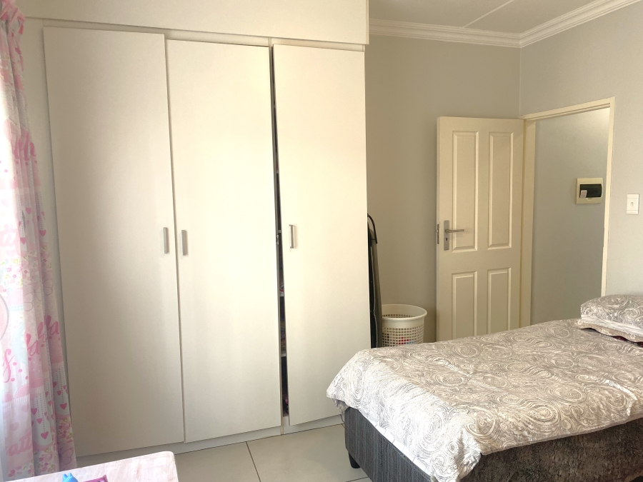 2 Bedroom Property for Sale in Rooihuiskraal North Gauteng