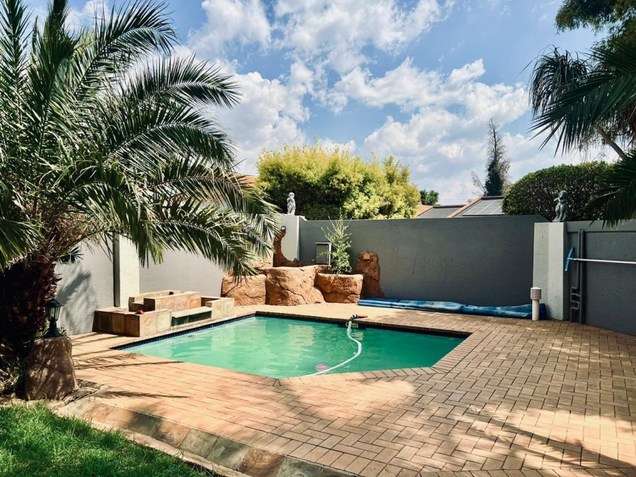 4 Bedroom Property for Sale in Sonneveld Gauteng