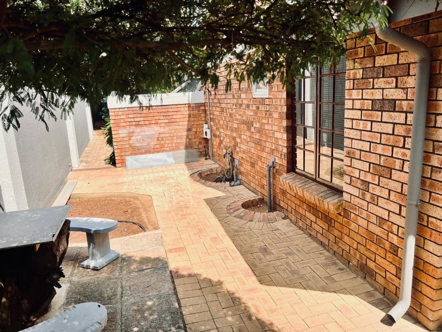 4 Bedroom Property for Sale in Sonneveld Gauteng