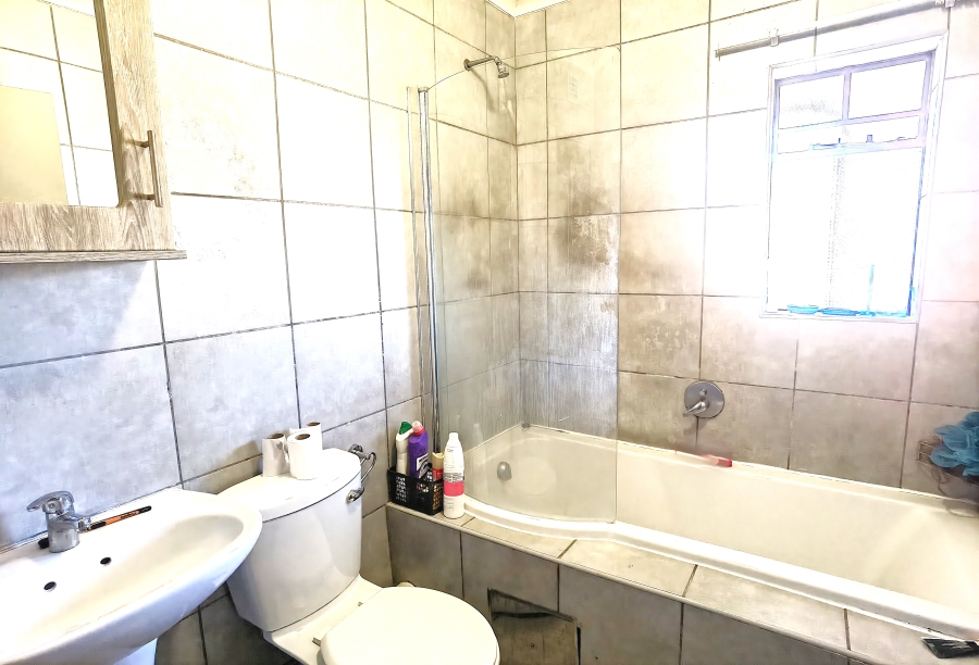 2 Bedroom Property for Sale in Heuweloord Gauteng