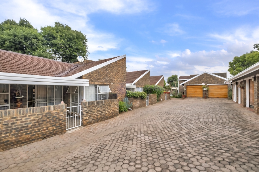 1 Bedroom Property for Sale in Linden Gauteng