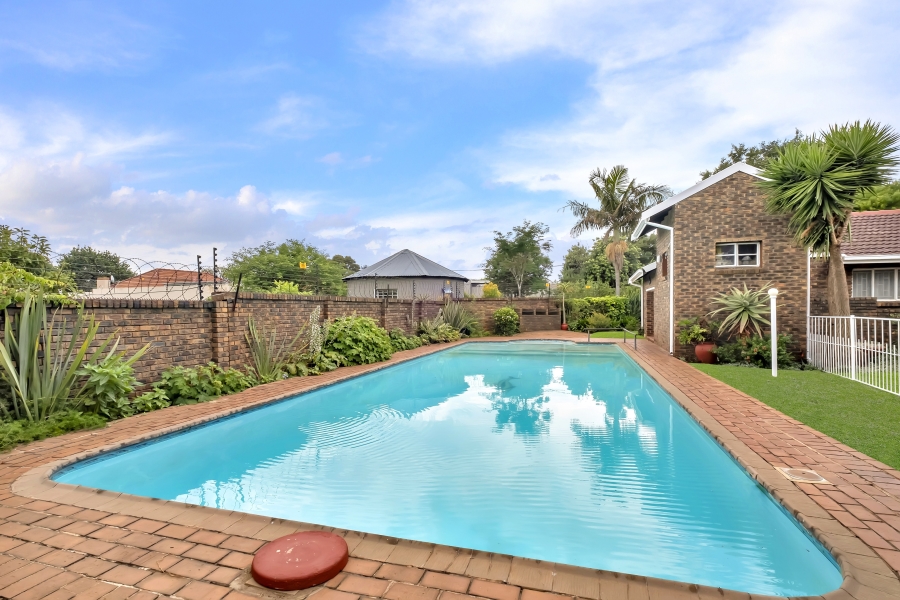 1 Bedroom Property for Sale in Linden Gauteng