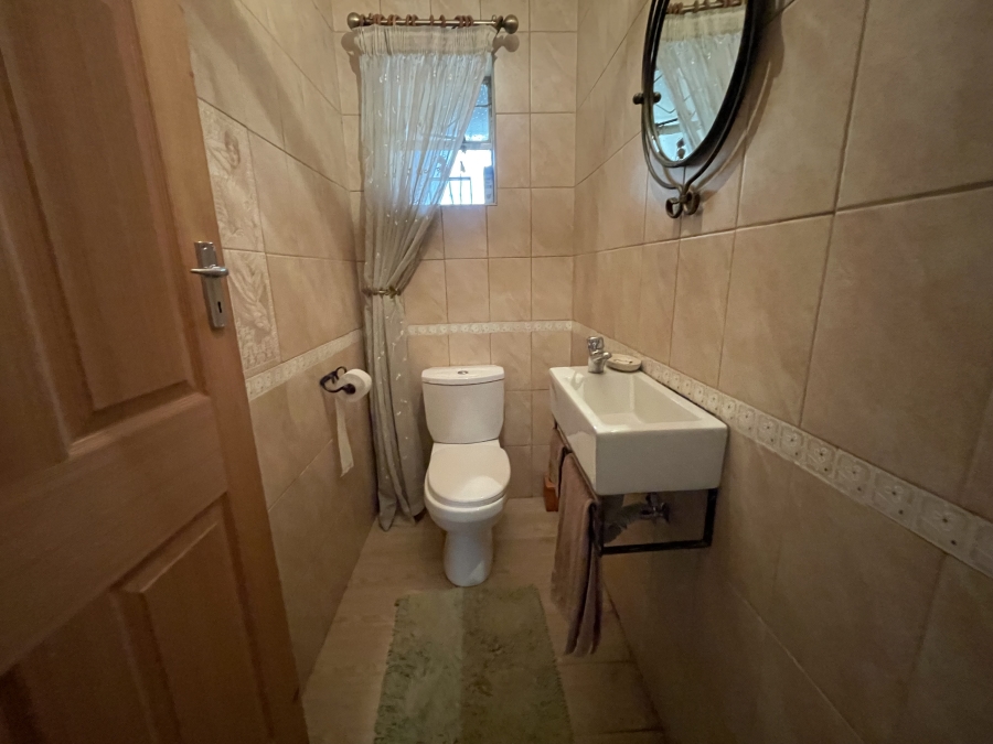 6 Bedroom Property for Sale in Farrarmere Gauteng