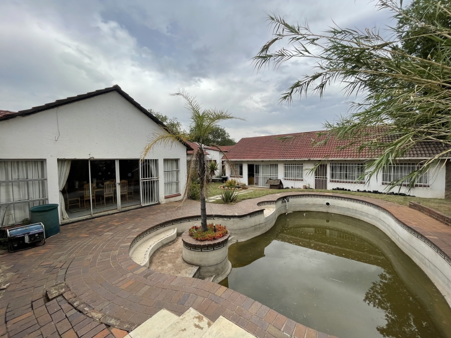 6 Bedroom Property for Sale in Farrarmere Gauteng