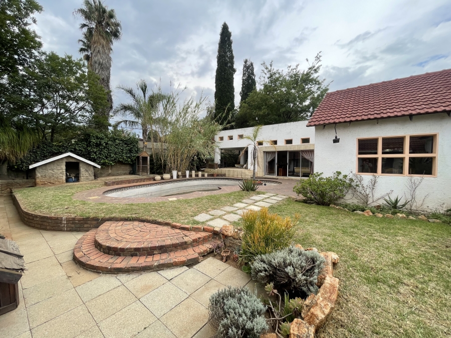 6 Bedroom Property for Sale in Farrarmere Gauteng