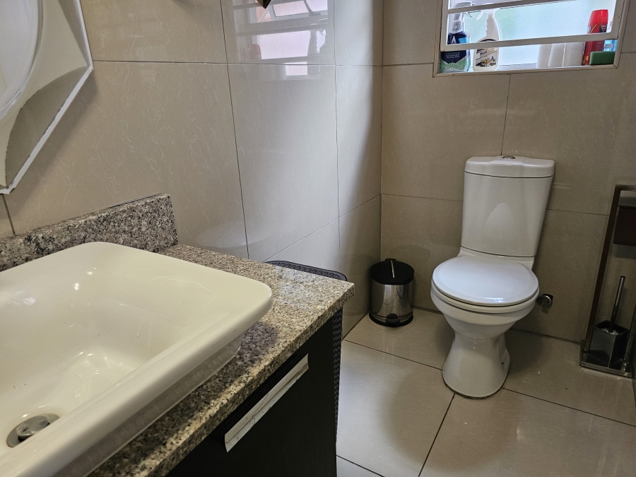 To Let 1 Bedroom Property for Rent in Hurlingham Manor Gauteng