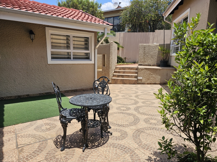 To Let 1 Bedroom Property for Rent in Hurlingham Manor Gauteng