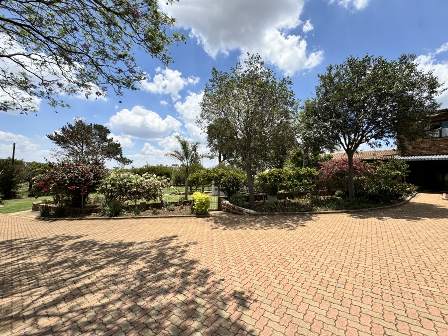 5 Bedroom Property for Sale in Protea Ridge Gauteng