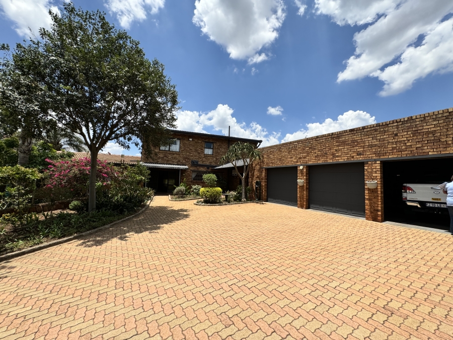 5 Bedroom Property for Sale in Protea Ridge Gauteng