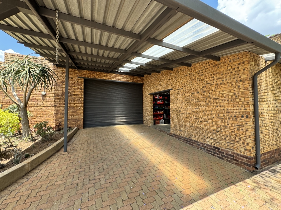 5 Bedroom Property for Sale in Protea Ridge Gauteng