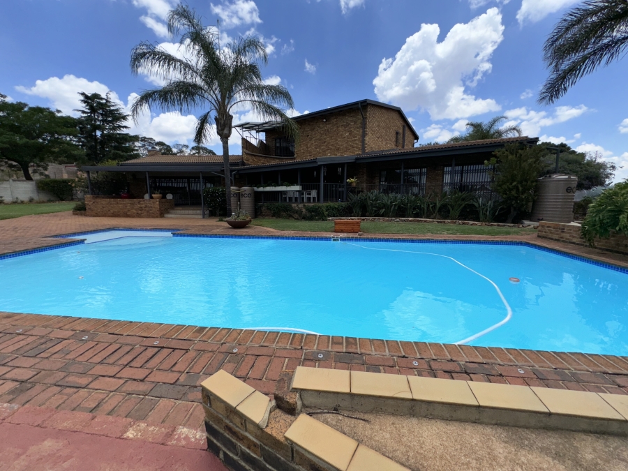 5 Bedroom Property for Sale in Protea Ridge Gauteng