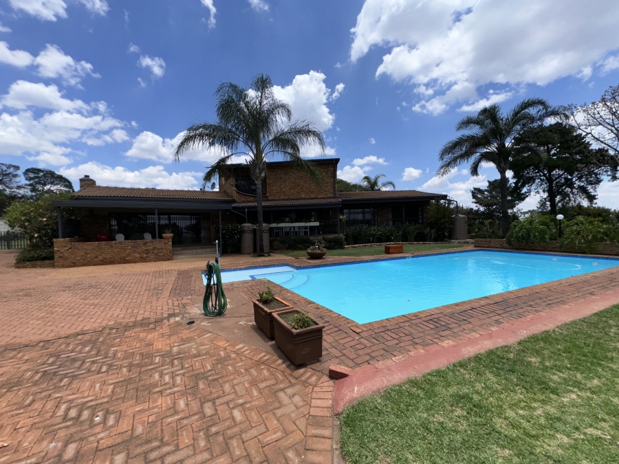 5 Bedroom Property for Sale in Protea Ridge Gauteng