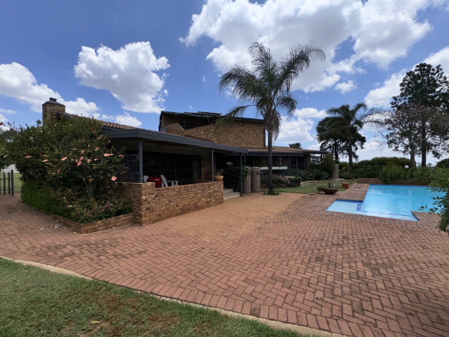 5 Bedroom Property for Sale in Protea Ridge Gauteng