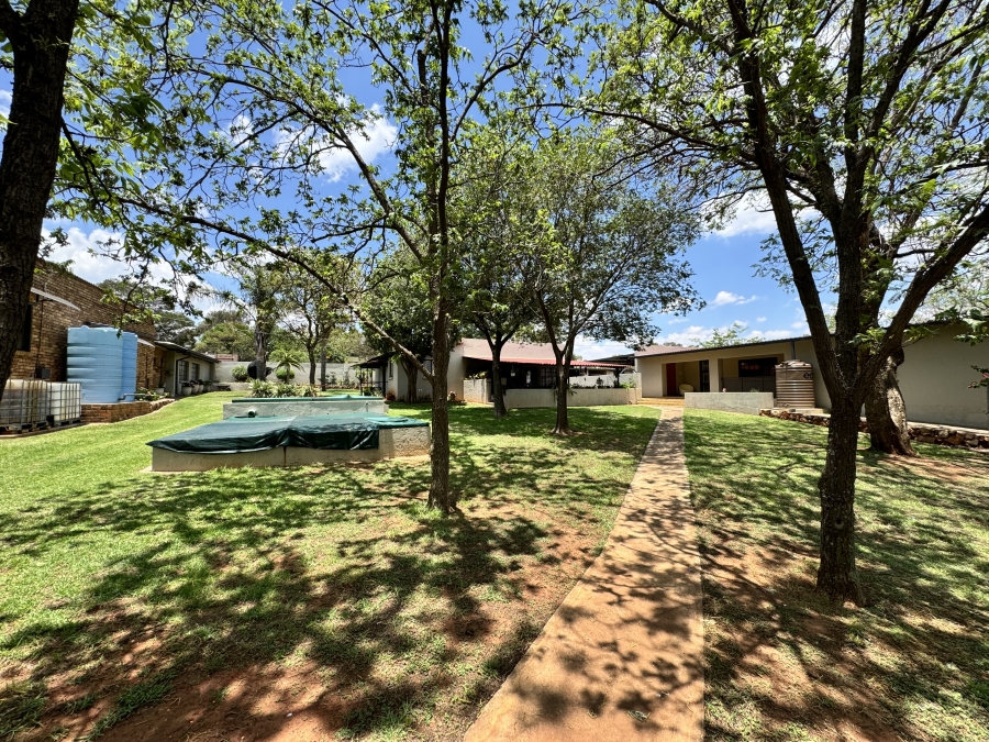 5 Bedroom Property for Sale in Protea Ridge Gauteng