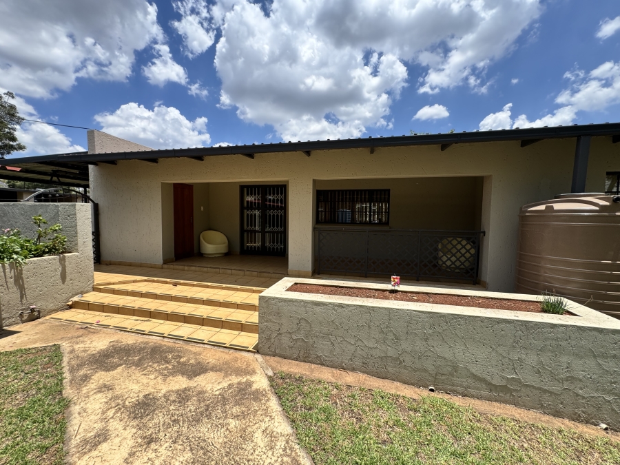 5 Bedroom Property for Sale in Protea Ridge Gauteng