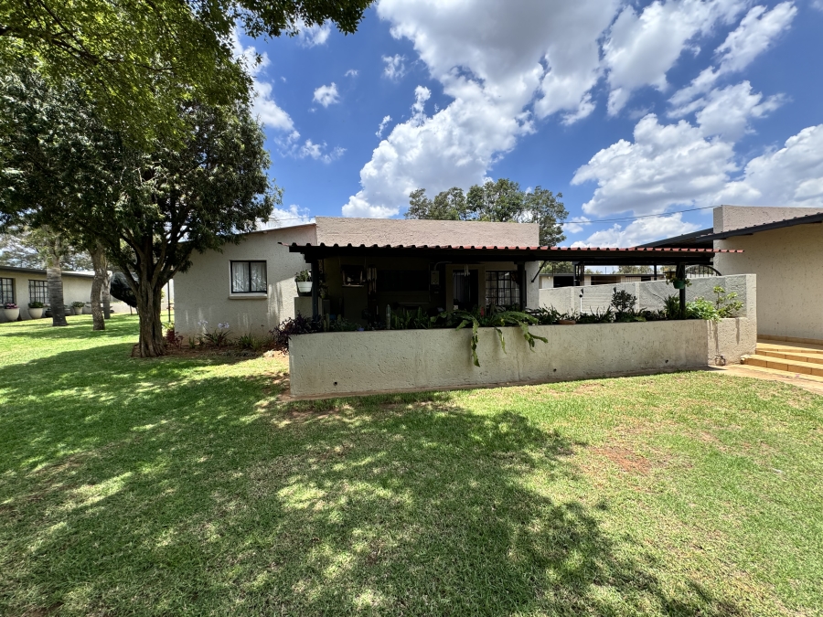 5 Bedroom Property for Sale in Protea Ridge Gauteng