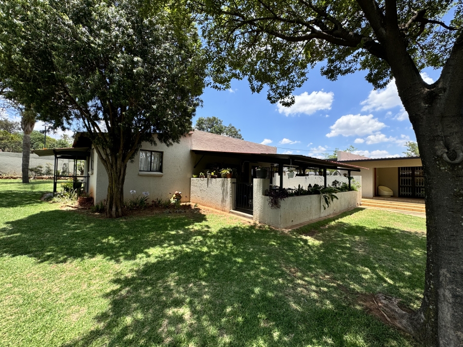 5 Bedroom Property for Sale in Protea Ridge Gauteng