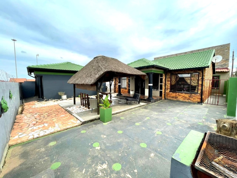 4 Bedroom Property for Sale in Vosloorus Ext 25 Gauteng