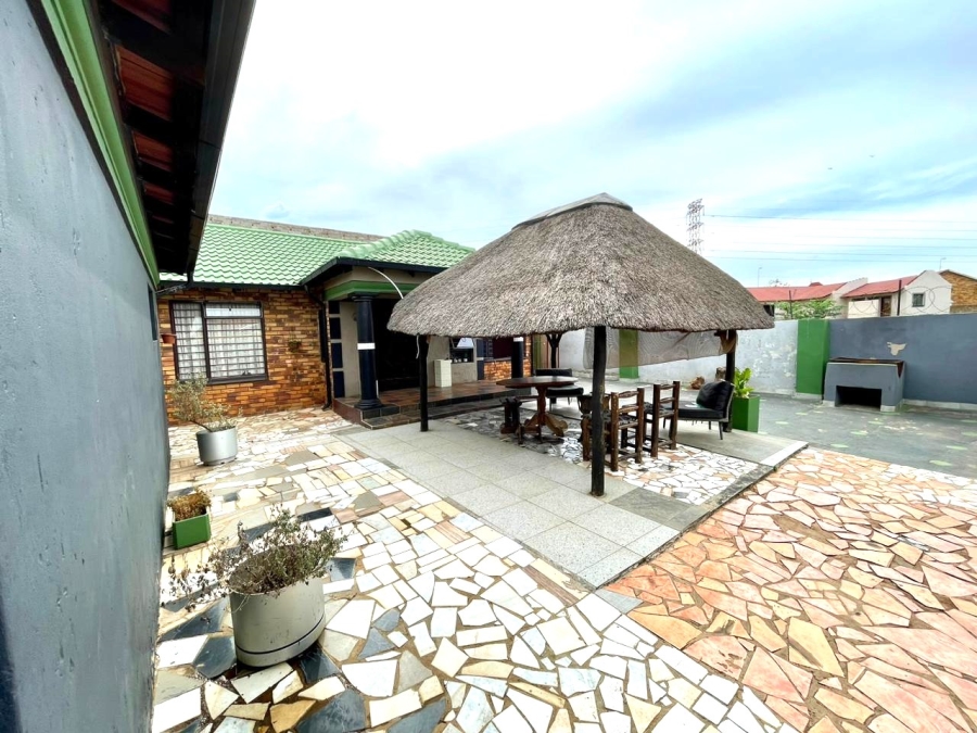 4 Bedroom Property for Sale in Vosloorus Ext 25 Gauteng