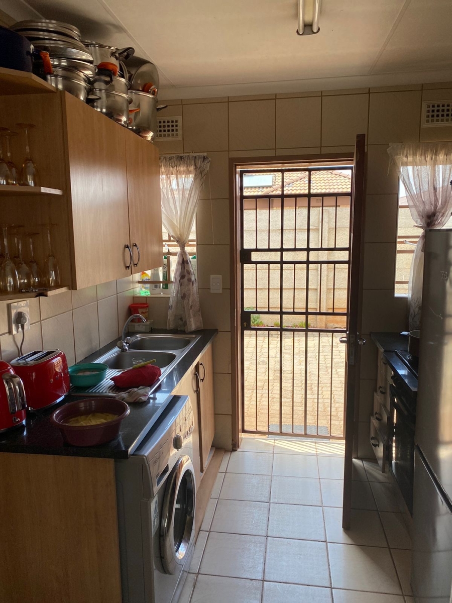 To Let 3 Bedroom Property for Rent in Clayville Gauteng