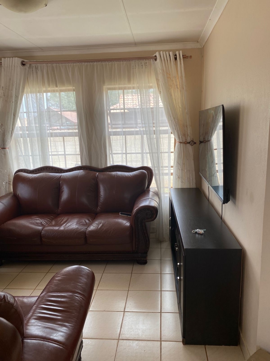 To Let 3 Bedroom Property for Rent in Clayville Gauteng