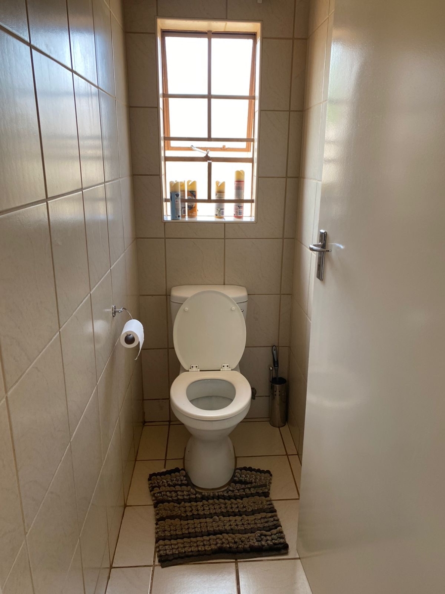 To Let 3 Bedroom Property for Rent in Clayville Gauteng